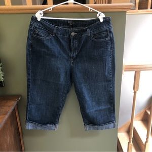 EUC ladies Riders by Lee cuffed capris jeans. Size 20M